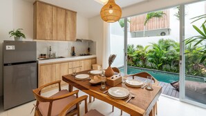 Townhouse – superior, bassengutsikt | Oppholdsområde | Smart-TV