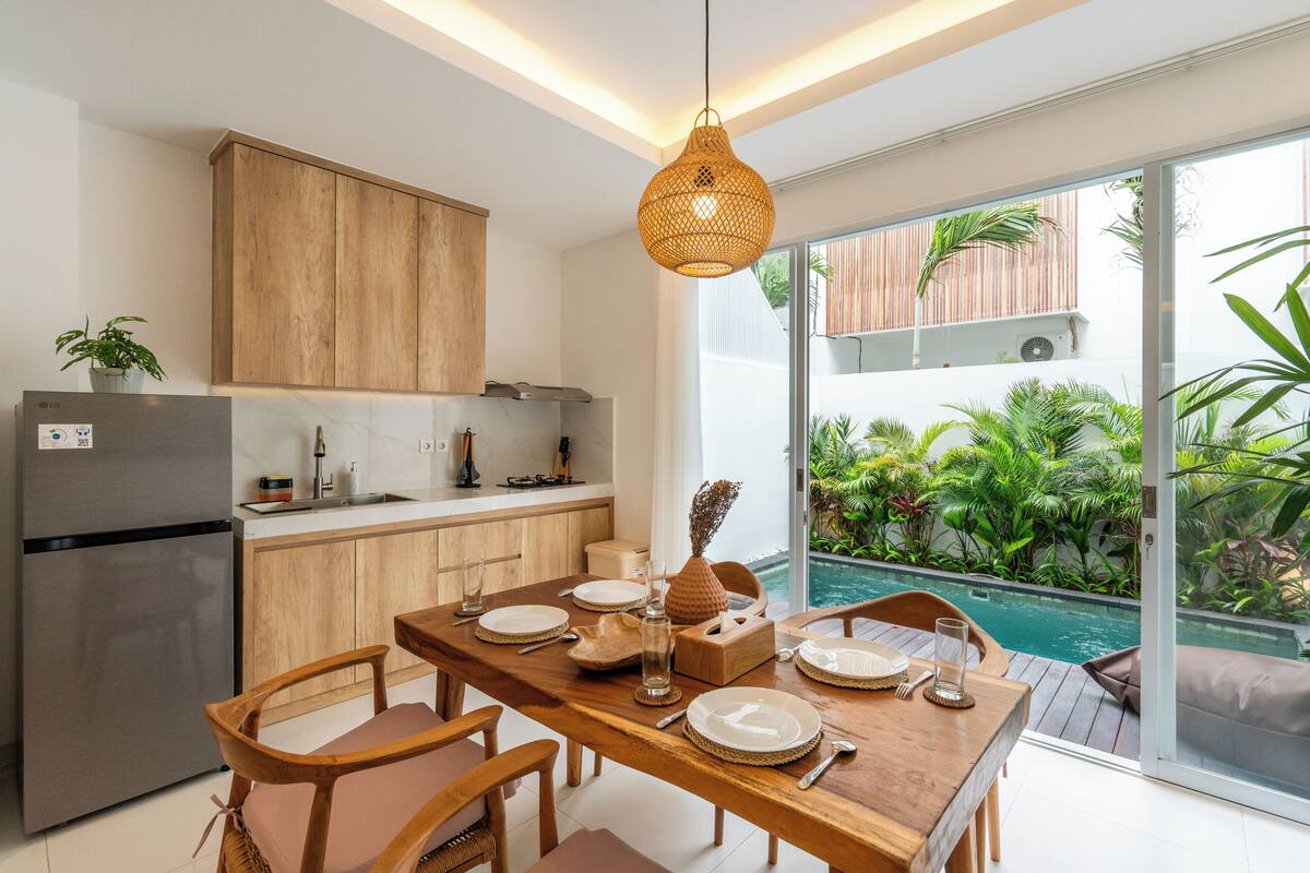 Superior Townhome, Pool View | Living area