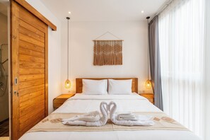 Superior resortwoning, uitzicht op zwembad | Een kluis op de kamer, individueel gedecoreerd, individueel gemeubileerd