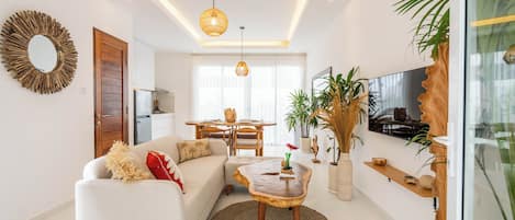Superior Townhome - utsikt mot poolen | Vardagsrum