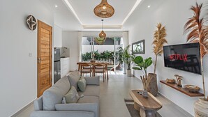 Villa – exclusive, 2 soverom, bassengutsikt | Oppholdsområde | Smart-TV