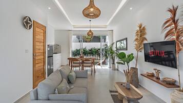 Villa – exclusive, 2 soverom, bassengutsikt | Oppholdsområde | Smart-TV