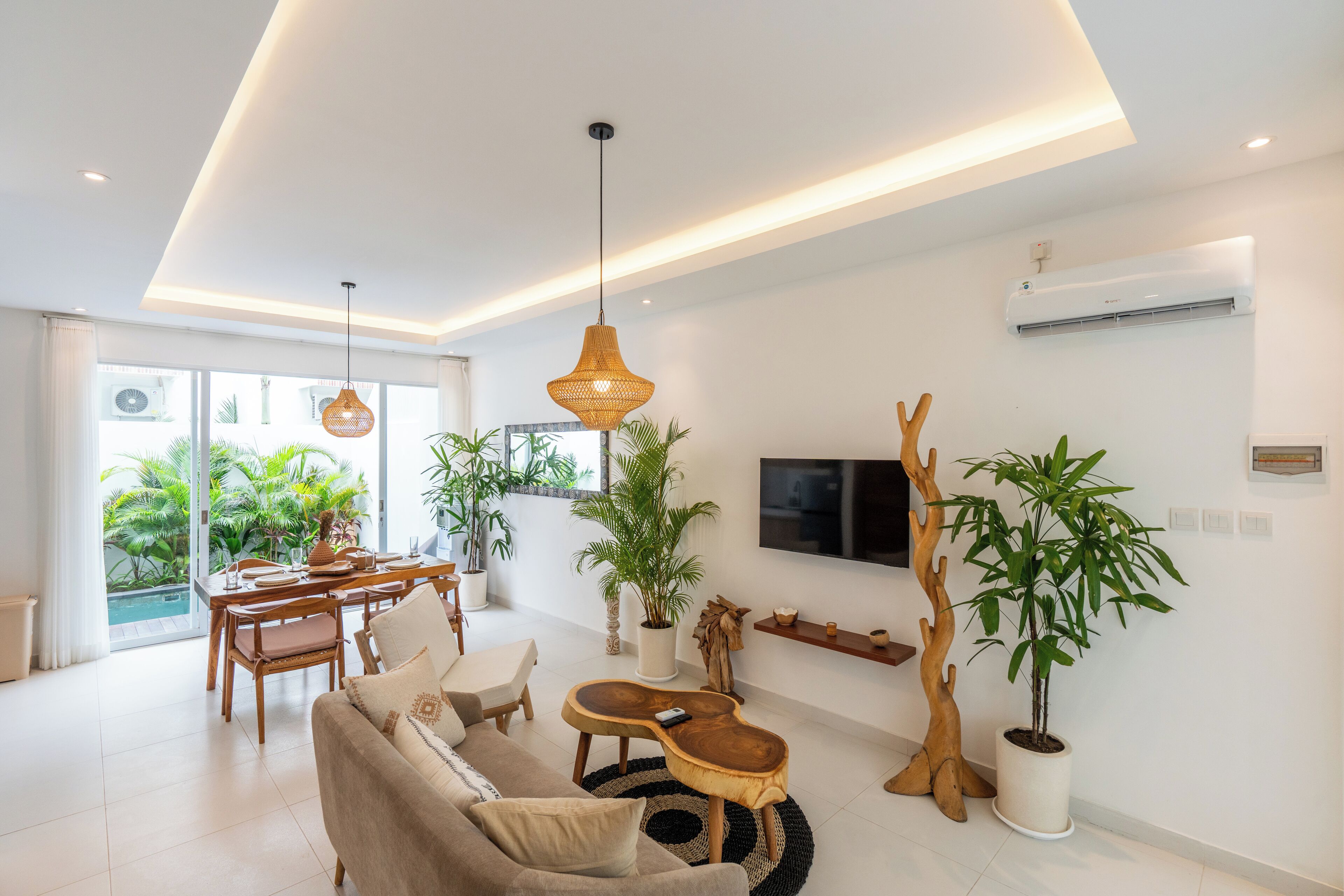 Superior Townhome, Pool View | Living area