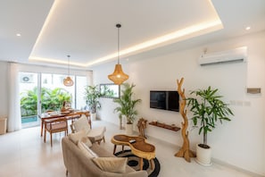Superior Townhome, Pool View | Living area