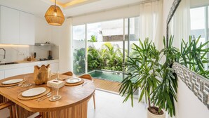Townhouse – superior, bassengutsikt | Oppholdsområde | Smart-TV