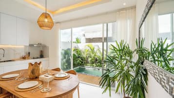 Superior Townhome - utsikt mot poolen | Vardagsrum | Smart-tv