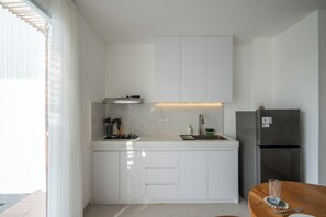 Superior Townhome, Pool View | Private kitchenette
