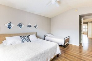 3 chambres, fer et planche à repasser, literie fournie