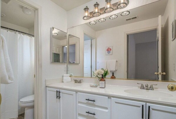 Douche, séchoir à cheveux, serviettes fournies, savon