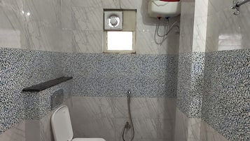Economy Double Room | Bathroom | Shower, rainfall showerhead, free toiletries, towels