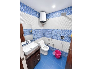 Shower, rainfall showerhead, free toiletries, slippers