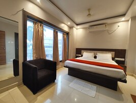 Ropa de cama hipoalergénica, escritorio y wifi gratis 