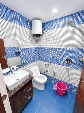 Shower, rainfall showerhead, free toiletries, slippers