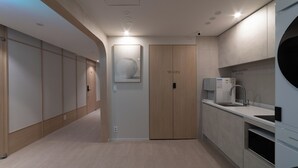 Een moderne keuken met een waterzuiveraar, een Samsung-koelkast en een spoelbak.