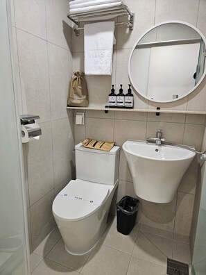Standard Twin Room | Bathroom | Shower, hair dryer, towels, soap