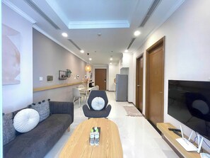 Een moderne woonkamer met een bank, salontafel en televisie.