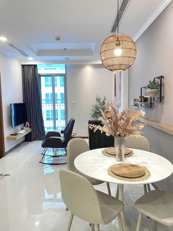 Luxury Apartment, Balcony, Courtyard View | Living area