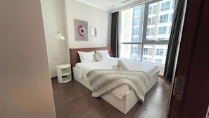 Apartamento superluxo, sacada, vista para o pátio | Cortinas blackout, ferros/tábuas de passar roupa, Wi-Fi de cortesia