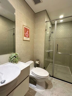 Luxury Apartment, Balcony, Courtyard View | Bathroom