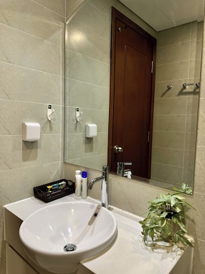 Apartamento superluxo, sacada, vista para o pátio | Banheiro | Chinelos