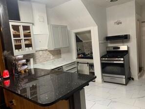 ثلاجة، ميكروويف، فرن، موقد طهي مسطح