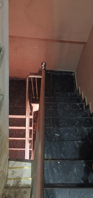 Eine Treppe mit schwarzen Marmorstufen und einem Metallgeländer.