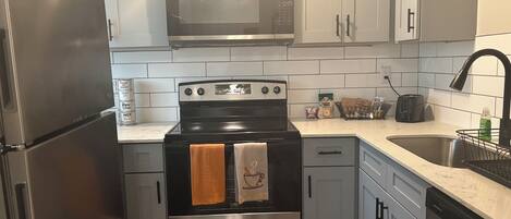 Micro-ondes, plaque de cuisson, lave-vaisselle