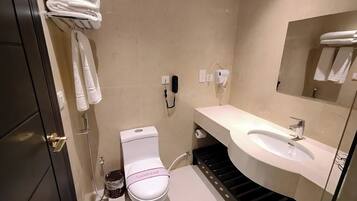 Rom – deluxe, fjellutsikt | Bad | Toalettartikler (inkludert), tøfler, håndklær og såpe