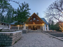 Fachada de la propiedad por la tarde o noche