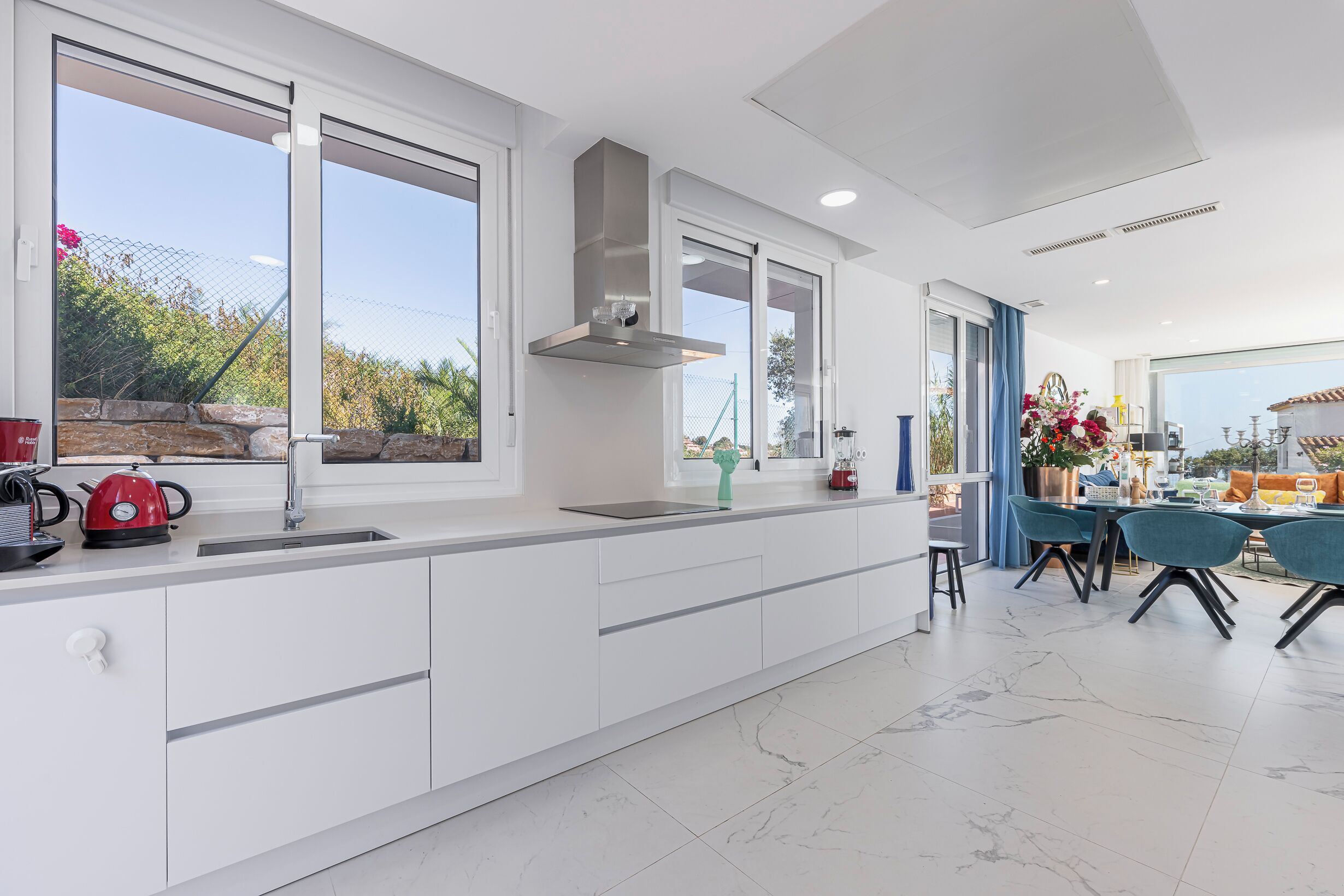 Een koelkast, een magnetron, een oven, een koffiezetapparaat/waterkoker