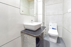 Deluxe Room | Bathroom | Shower, rainfall showerhead, free toiletries, towels
