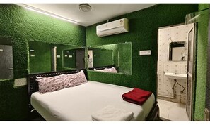 Deluxe Room | Egyptian cotton sheets, premium bedding, in-room safe, free WiFi