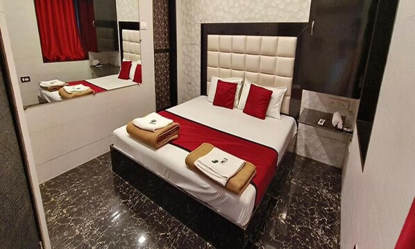 Egyptian cotton sheets, premium bedding, in-room safe, free WiFi
