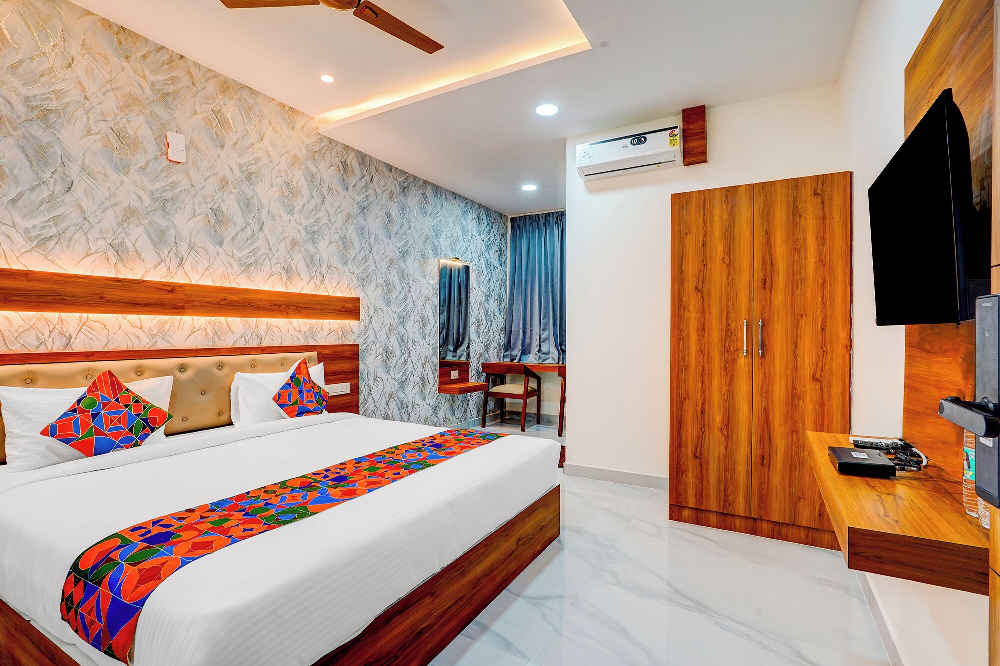 Egyptian cotton sheets, premium bedding, in-room safe, free WiFi