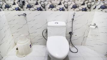 Habitación Deluxe | Baño | Ducha y cabezal de ducha tipo lluvia