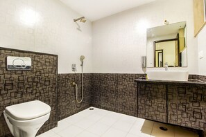 Deluxe Room | Bathroom | Shower, rainfall showerhead, free toiletries, towels