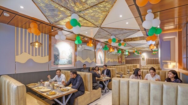 A restaurant with booths and tables, decorated with balloons. - Fabhotel Kr Inn (Mathura)
