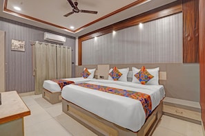 Suite | Egyptian cotton sheets, premium bedding, in-room safe, free WiFi