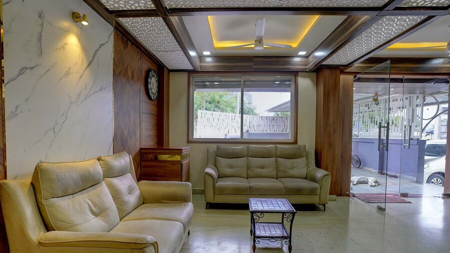 Fabhotel The Royal Park