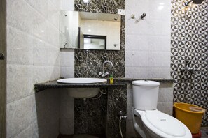 Chambre Deluxe | Salle de bain | Douche, douche à « effet pluie », articles de toilette gratuits