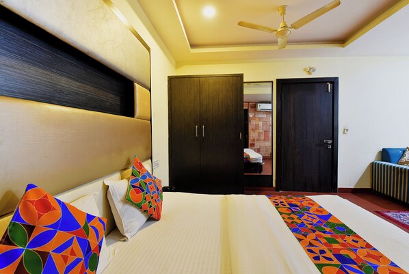 Egyptian cotton sheets, premium bedding, in-room safe, free WiFi - Fabhotel Tip Top (Jaipur)