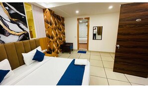 Egyptian cotton sheets, premium bedding, in-room safe, free WiFi