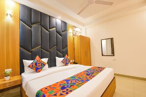 Egyptian cotton sheets, premium bedding, in-room safe, free WiFi - Hotel HSP Suites - Near IGI Airport - New Delhi (New Delhi)