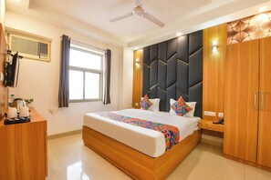 Egyptian cotton sheets, premium bedding, in-room safe, free WiFi - Hotel HSP Suites - Near IGI Airport - New Delhi (New Delhi)