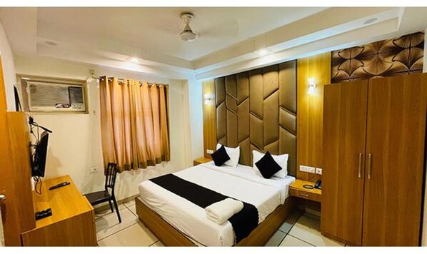 Suite | Egyptian cotton sheets, premium bedding, in-room safe, free WiFi