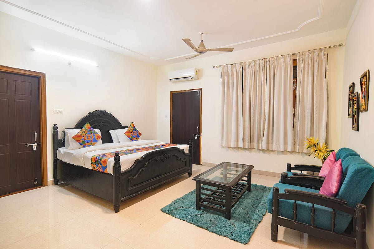 Family Room | Egyptian cotton sheets, premium bedding, in-room safe, free WiFi