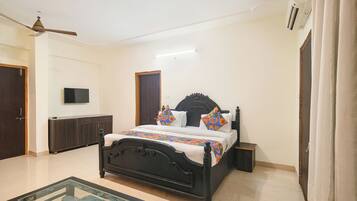 Family Room | Egyptian cotton sheets, premium bedding, in-room safe, free WiFi