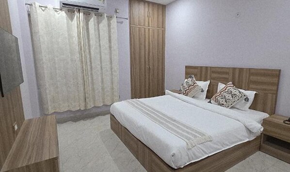 Egyptian cotton sheets, premium bedding, in-room safe, free WiFi