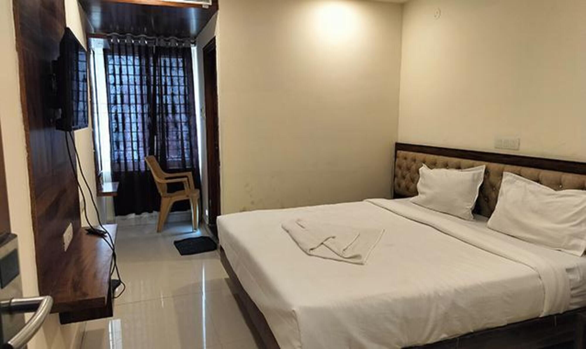 Egyptian cotton sheets, premium bedding, in-room safe, free WiFi