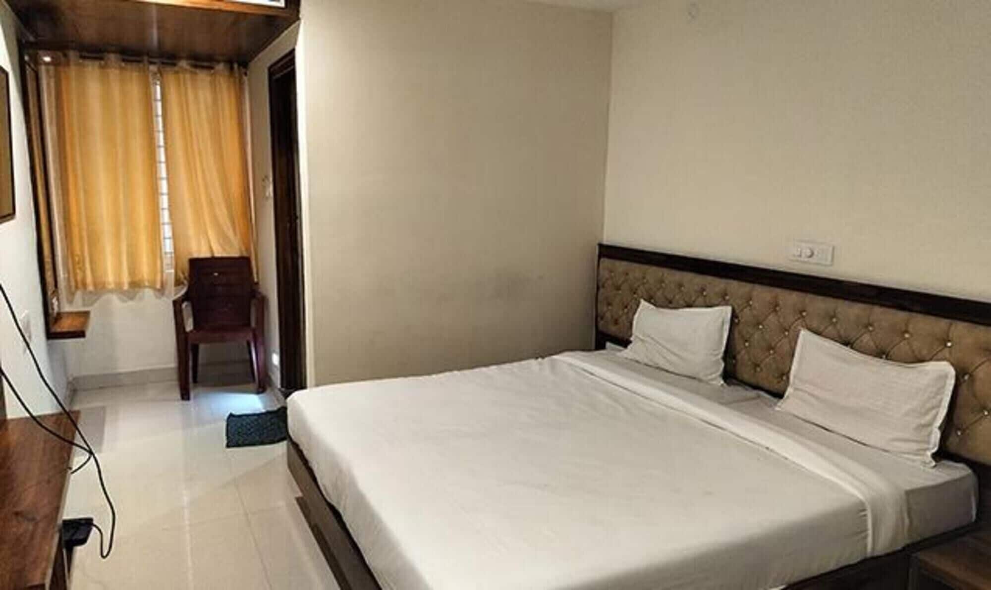 Egyptian cotton sheets, premium bedding, in-room safe, free WiFi